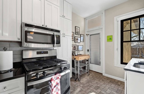 Bonnycastle Apartment | Urban Louisville 3BR home best for extended stays!