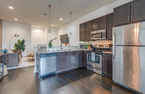 West End Apartment | Urban Luxury Loft - Cali King - 8 min to Broadway!