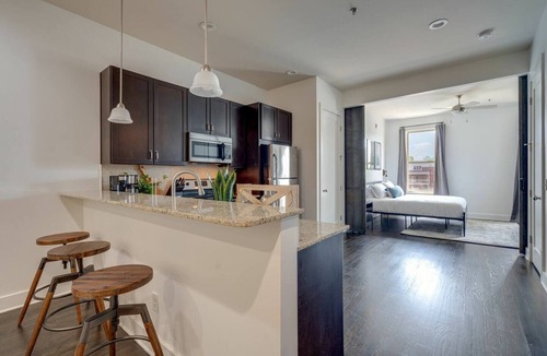 West End Apartment | Urban Luxury Loft - Cali King - 8 min to Broadway!