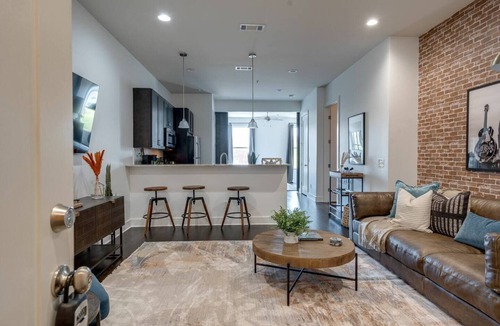 West End Apartment | Urban Luxury Loft - Cali King - 8 min to Broadway!