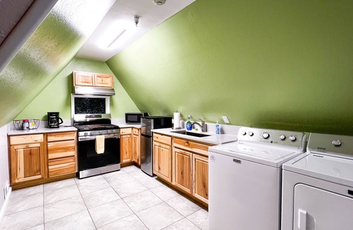 Hilltop Apartment | Urban Mountain View Apartment