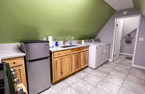 Hilltop Apartment | Urban Mountain View Apartment