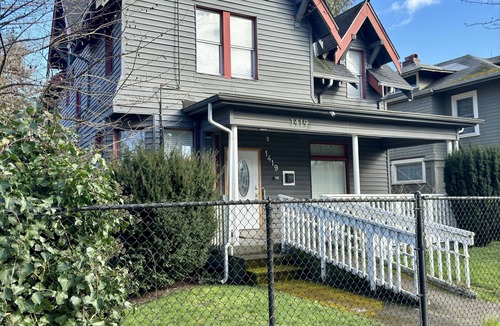 Hilltop Apartment | Urban Mountain View Apartment