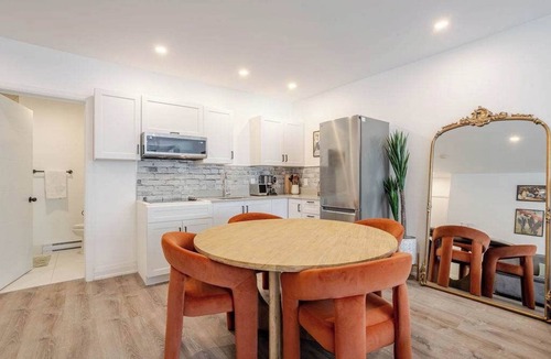 Latin Quarter Apartment | Urban Nook MTL – Warm 1BR in the City’s Core