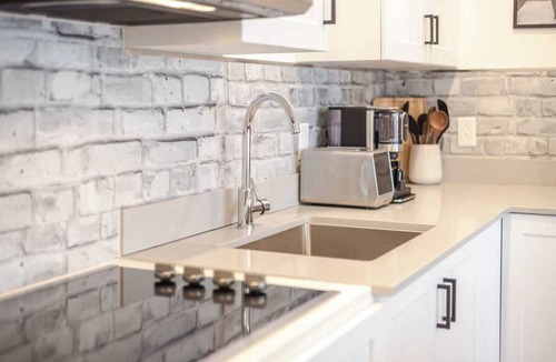 Latin Quarter Apartment | Urban Nook MTL – Warm 1BR in the City’s Core