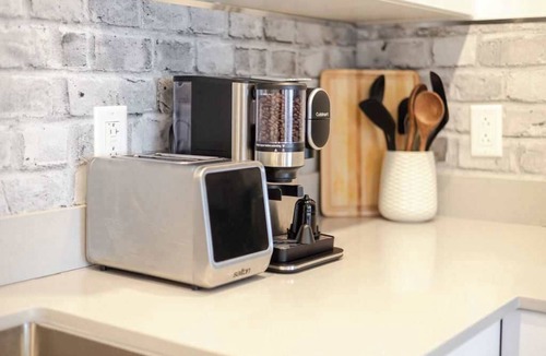 Latin Quarter Apartment | Urban Nook MTL – Warm 1BR in the City’s Core