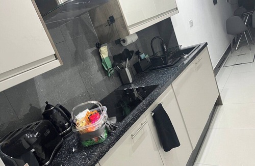 Selhurst Apartment | Urban Oasis, 2 Bed, Croydon, Sleeps 6