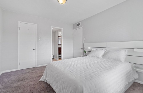 East Riverside - Oltorf Condo | Urban Oasis: Balcony Condo Close to SoCo & Downtown - Austin’s Premier Spot!
