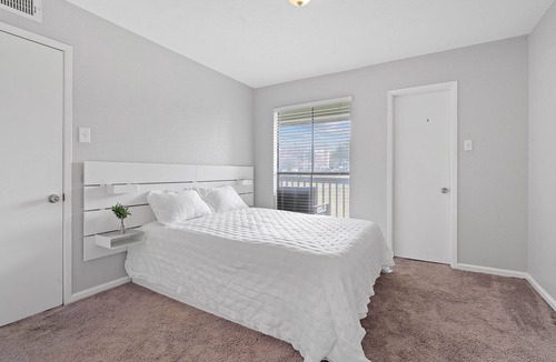 East Riverside - Oltorf Condo | Urban Oasis: Balcony Condo Close to SoCo & Downtown - Austin’s Premier Spot!