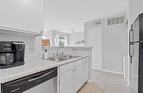 East Riverside - Oltorf Condo | Urban Oasis: Balcony Condo Close to SoCo & Downtown - Austin’s Premier Spot!