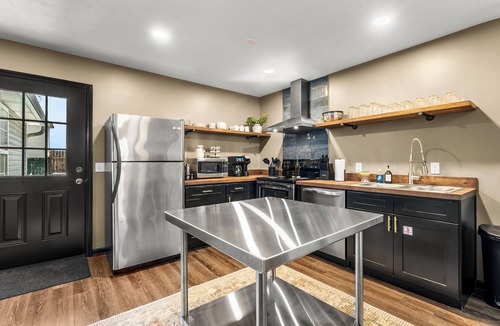 Phoenix Hill House | Urban Oasis ~ NuLu, Mini Golf, Hot Tub, Fire Pit, BBQ