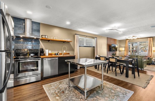 Phoenix Hill House | Urban Oasis ~ NuLu, Mini Golf, Hot Tub, Fire Pit, BBQ