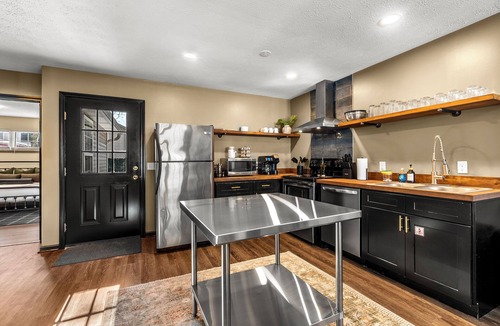 Phoenix Hill House | Urban Oasis ~ NuLu, Mini Golf, Hot Tub, Fire Pit, BBQ