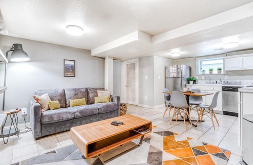 Eliot Apartment | Urban Oasis