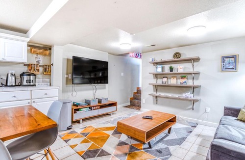 Eliot Apartment | Urban Oasis