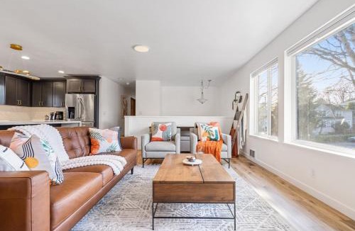 Mann House | Urban Oasis with Cedar Hot Tub