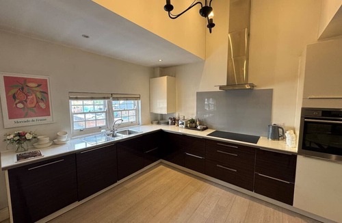 Wokingham Apartment | Urban Oasis with parking