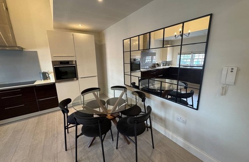 Wokingham Apartment | Urban Oasis with parking