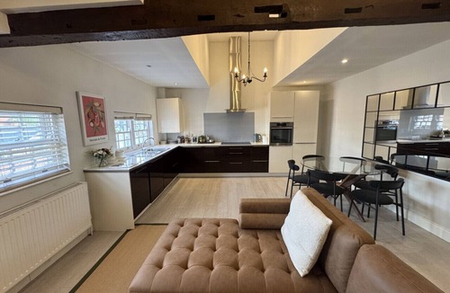 Wokingham Apartment | Urban Oasis with parking