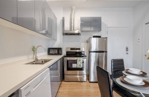 Downtown Montreal Apartment | Urban Retreat – Chic Bishop Stay with a View