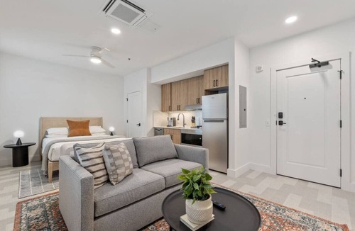Main - Military Plaza Hotel | Urban Retreat w/Kitchen & Washer—Explore San Antonio Downtown
