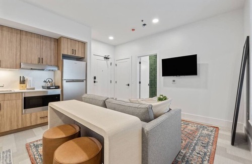 Main - Military Plaza Hotel | Urban Retreat w/Kitchen & Washer—Explore San Antonio Downtown