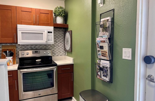Winter Park Condo | Urban Retreat w/Sunroom, Office, & Lakeside Pool