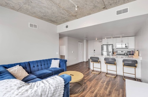 Iowa City Apartment | Urban Retreat with 24/7 Gym + Work Desk + 92 Walk Score