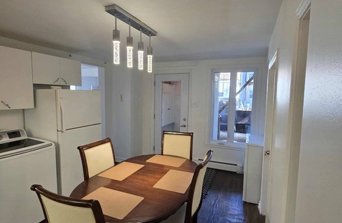 Centre-Ville Apartment | Urban stopover downtown QC, 2 parking spaces, wifi, netflix, disney, crave