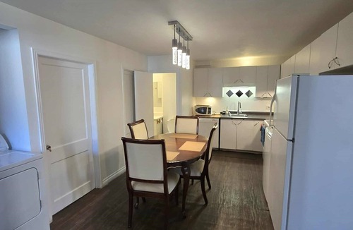 Centre-Ville Apartment | Urban stopover downtown QC, 2 parking spaces, wifi, netflix, disney, crave