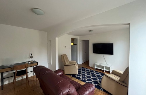 Centre-Ville Apartment | Urban stopover downtown QC, 2 parking spaces, wifi, netflix, disney, crave