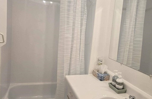 Centre-Ville Apartment | Urban stopover downtown QC, 2 parking spaces, wifi, netflix, disney, crave