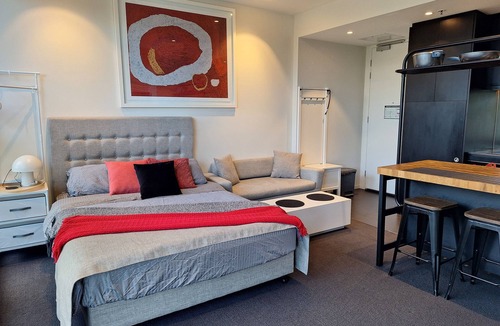 Walkerville Apartment | Urban Studio in Walkerville