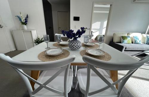 Wentworth Point Apartment | Urban Surf Garden Hideaway