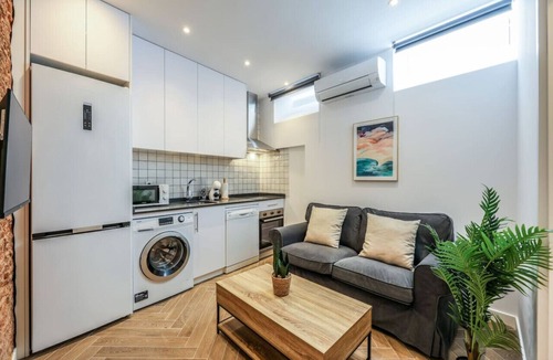 Bellas Vistas Apartment | Urban Tranquility in Madrid - Ideal for Couples