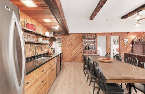 Meaford Ski Chalet | UrbanChalet: Secluded 20Acres W/Pizza Oven+Firepit