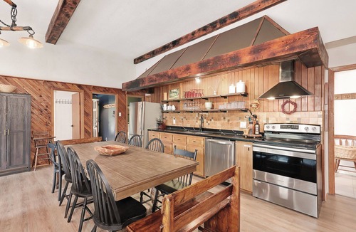 Meaford Ski Chalet | UrbanChalet: Secluded 20Acres W/Pizza Oven+Firepit