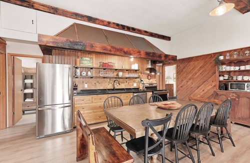 Meaford Ski Chalet | UrbanChalet: Secluded 20Acres W/Pizza Oven+Firepit
