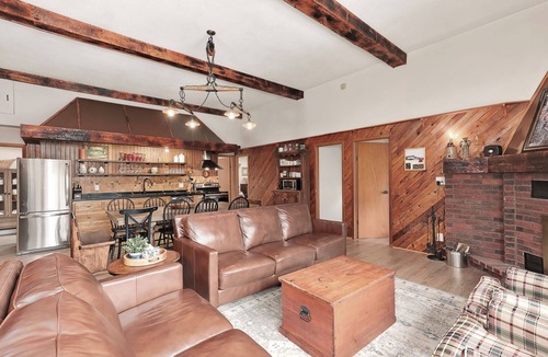 Meaford Ski Chalet | UrbanChalet: Secluded 20Acres W/Pizza Oven+Firepit