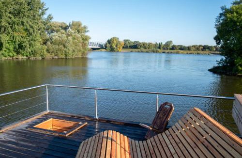 Moorfleet Boat Rental | Uriges Tiny Hausboot mit Kamin im Winter auf der Dove Elbe