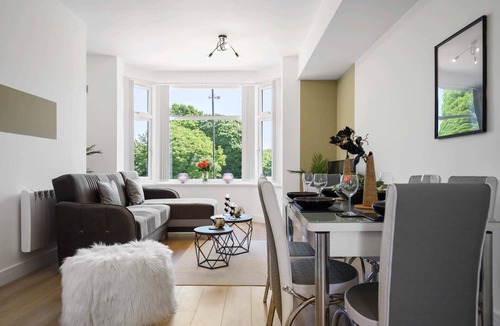 Flixton Apartment | Urmston First - 3 Bed Apartment