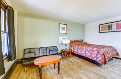 Clarkston Apartment | Slopes-Ready Studio Near Pine Knob Pets Welcome!