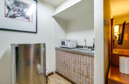 Clarkston Apartment | Slopes-Ready Studio Near Pine Knob Pets Welcome!