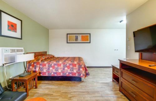 Clarkston Apartment | Slopes-Ready Studio Near Pine Knob Pets Welcome!