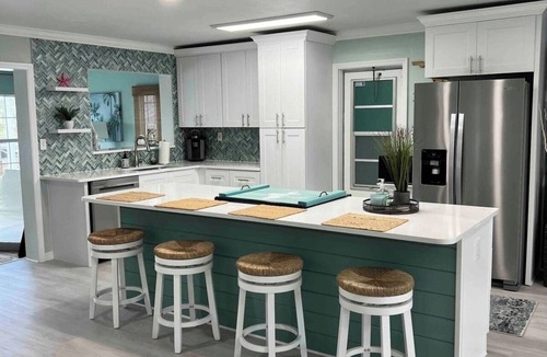 Burnt Store House | Entire home in Matlacha Isles-Matlacha, Floridan4 guests 2 bedrooms 3 beds