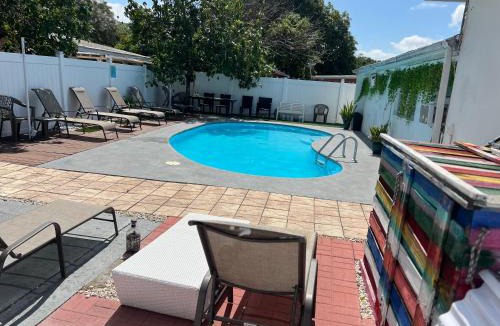 Golden Glades Hostel | Miami Drip Star Life Hostel