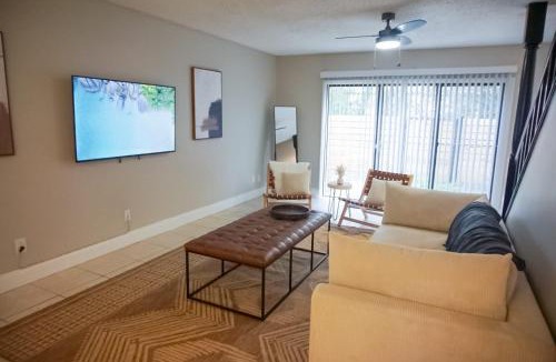 University House | USF & Busch Gardens Townhome Stay