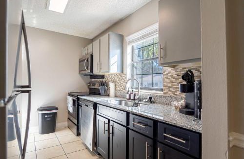 University House | USF & Busch Gardens Townhome Stay