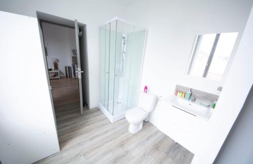 Saint-Quentin Apartment | !USHUIÄ! Superbe studio HOME STAGING en plein CENTRE-VILLE.