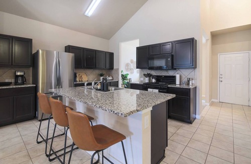 McNeil House | UT Access | 4BR + King Beds |Samsung Tech Corridor